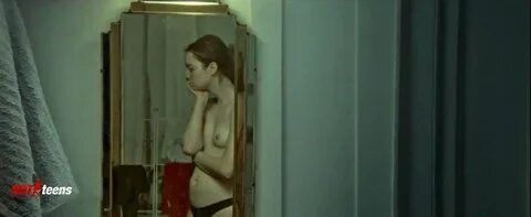 British Actress Esme Creed-Miles Acting Nude in ''Jamie