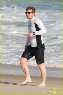 Ed Sheeran Hangs Out @ The Beach NUDE With Friends!