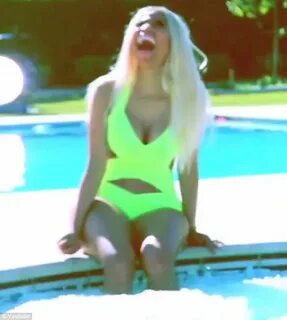 Nicki minaj bathing suit malfunction - www.thefinancely.com