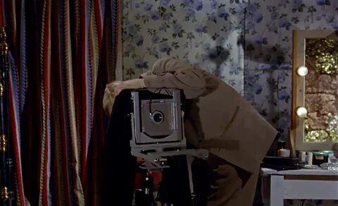 "Подглядывающий" (Peeping Tom)