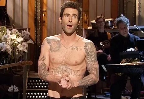 SHIRTLESS SINGERS : A Shirtless Adam Levine shows off his gr