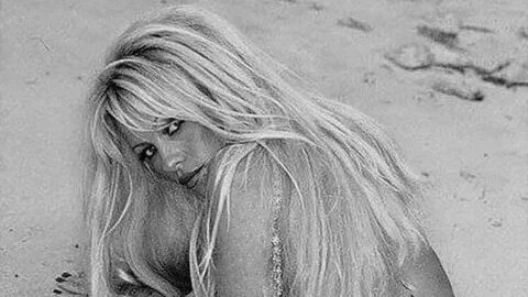 Pamela Anderson gives flashback to Baywatch lifeguard days a