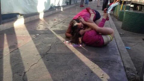 Prostitutas peleando en la calle México DF - YouTube