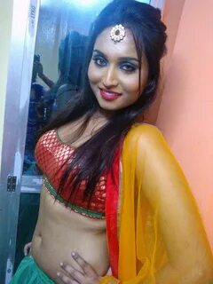 Arousing Hot Bengali Boudi Cleavage Desi Indian Aunty Nipple