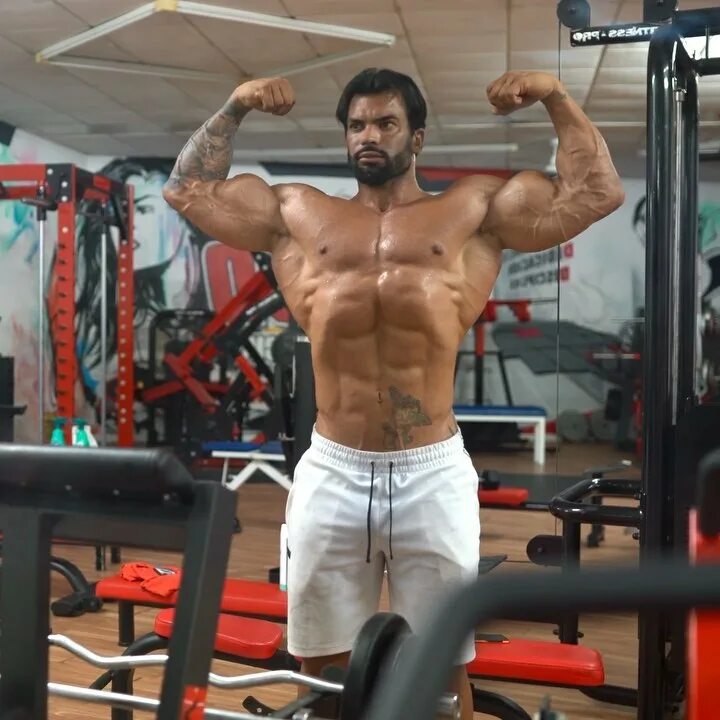 Sergi Constance on Instagram: "Arms pump after beach days are better a...