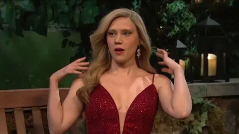 Kate mckinnon bra size.