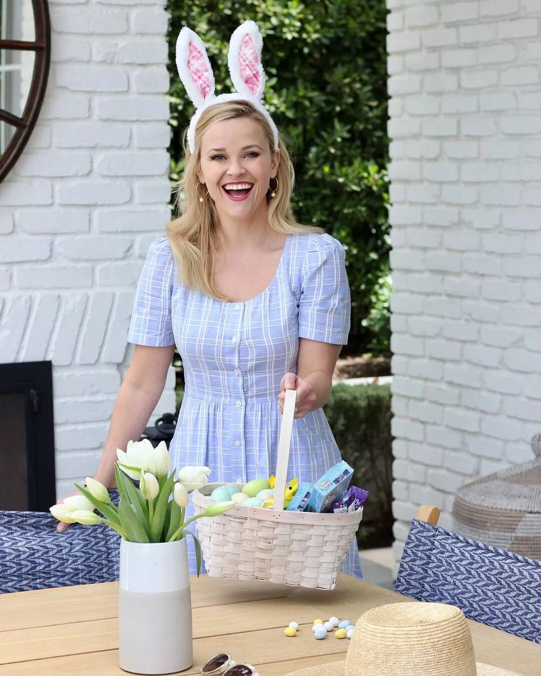 Reese Witherspoon no Instagram: "Happy Easter, every bunny!! 
