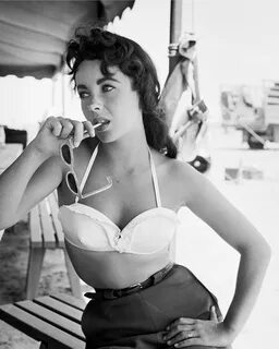 Elizabeth Taylor's Stunning Vintage Styles Over The Years Hu