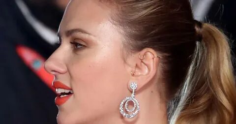 Scarlett Johansson mixe diamants Chopard et piercings