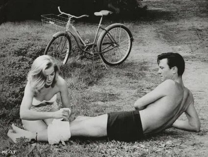 Leslie Parrish dresses Laurence Harvey's wound. Bicycle awai