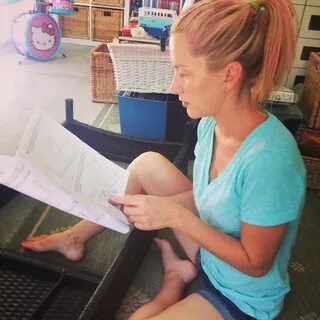 Angela Kinsey Feet (30 photos) - celebrity-feet.com