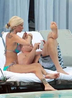 jenna-jameson-bikini-candids-poolside-in-miami-aug-12-07 Got