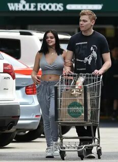 Ariel Winter grocery shopping at Whole Foods -02 GotCeleb