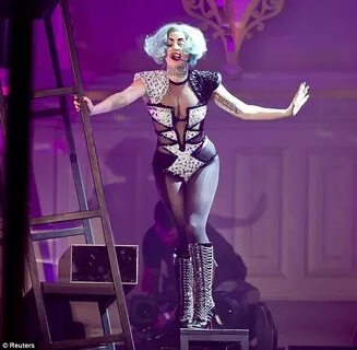 Lady Gaga - выступление в инвалидной коляске Блогер dina008 