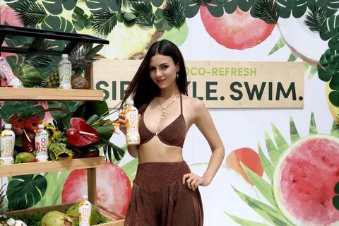 Виктория Джастис (Victoria Justice) на фэшн-показе Miami Swi