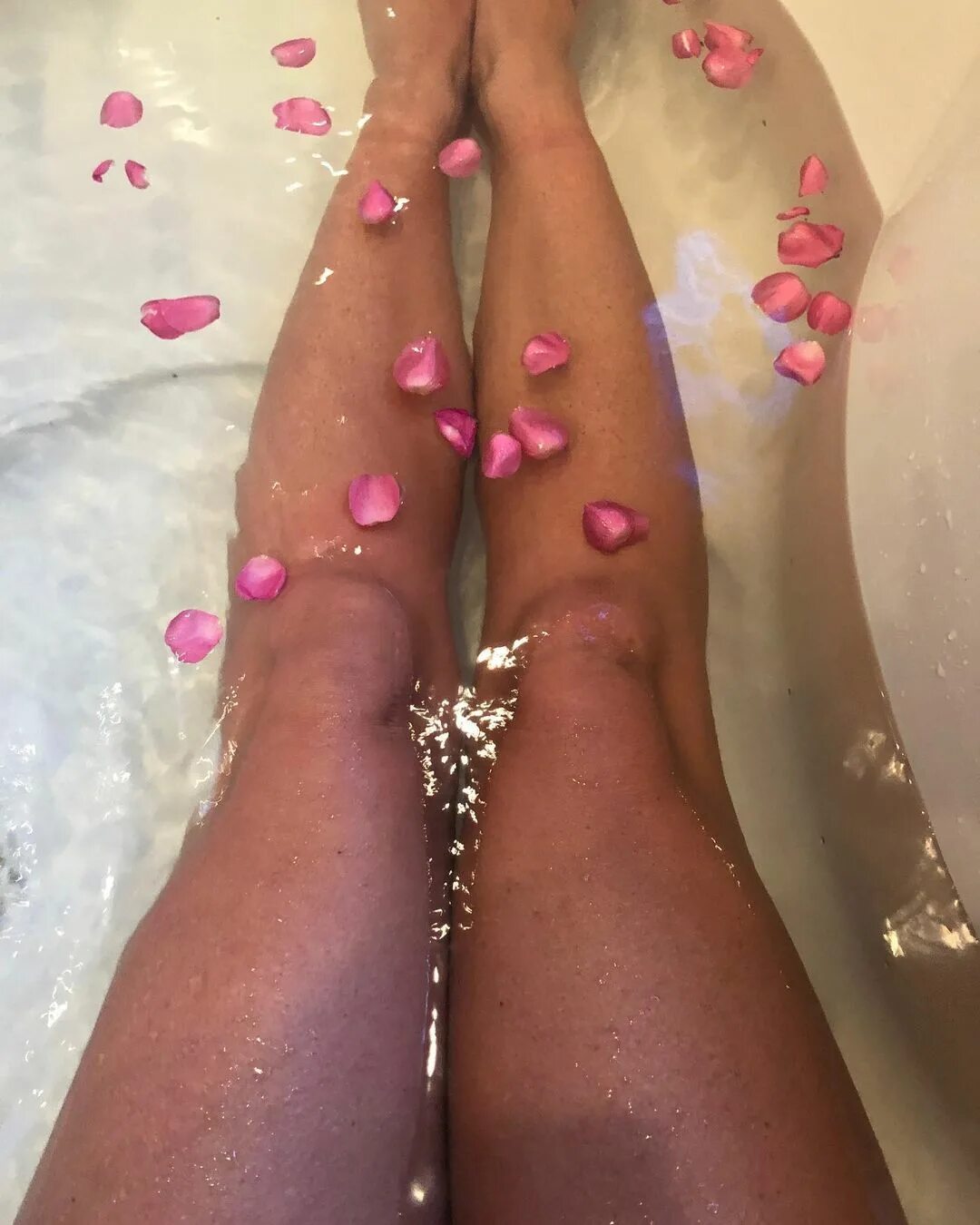 Britney Spears auf Instagram: "In the tub with all my petals 🌸" ...