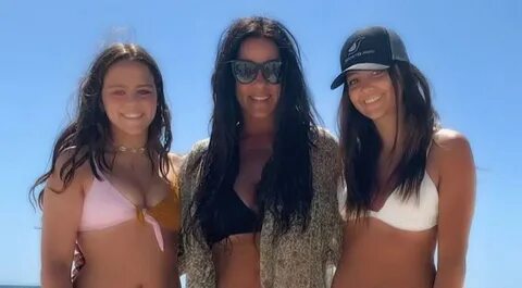 Sara Evans poses in bikini with her teen daughter