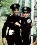 Steve Guttenberg y Kim Cattrall en "Loca Academia de Policía