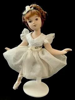 Фарфоровая балерина кукла в красивом платье шарнирная на под