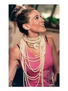 Carrie Bradshaw - top knot and pearls Carrie bradshaw, Carri