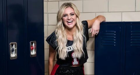 kelsea ballerini returns to high school for کنسرٹ social - K