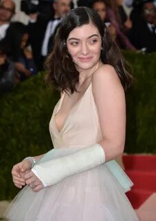 lorde-at-costume-institute-gala-2016-in-new-york-05-02-2016_