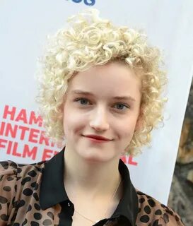 Julia Garner Short Curls - Julia Garner Short Curls Looks - 