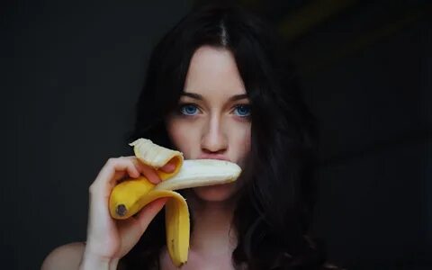 Обои brunettes, bananas, модели, женщины, брюнетки, blue eye
