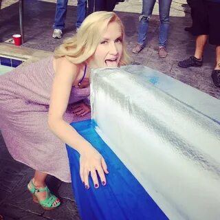 Angela Kinsey Feet (37 images) - celebrity-feet.com