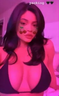 Kylie jenner boobs bouncing