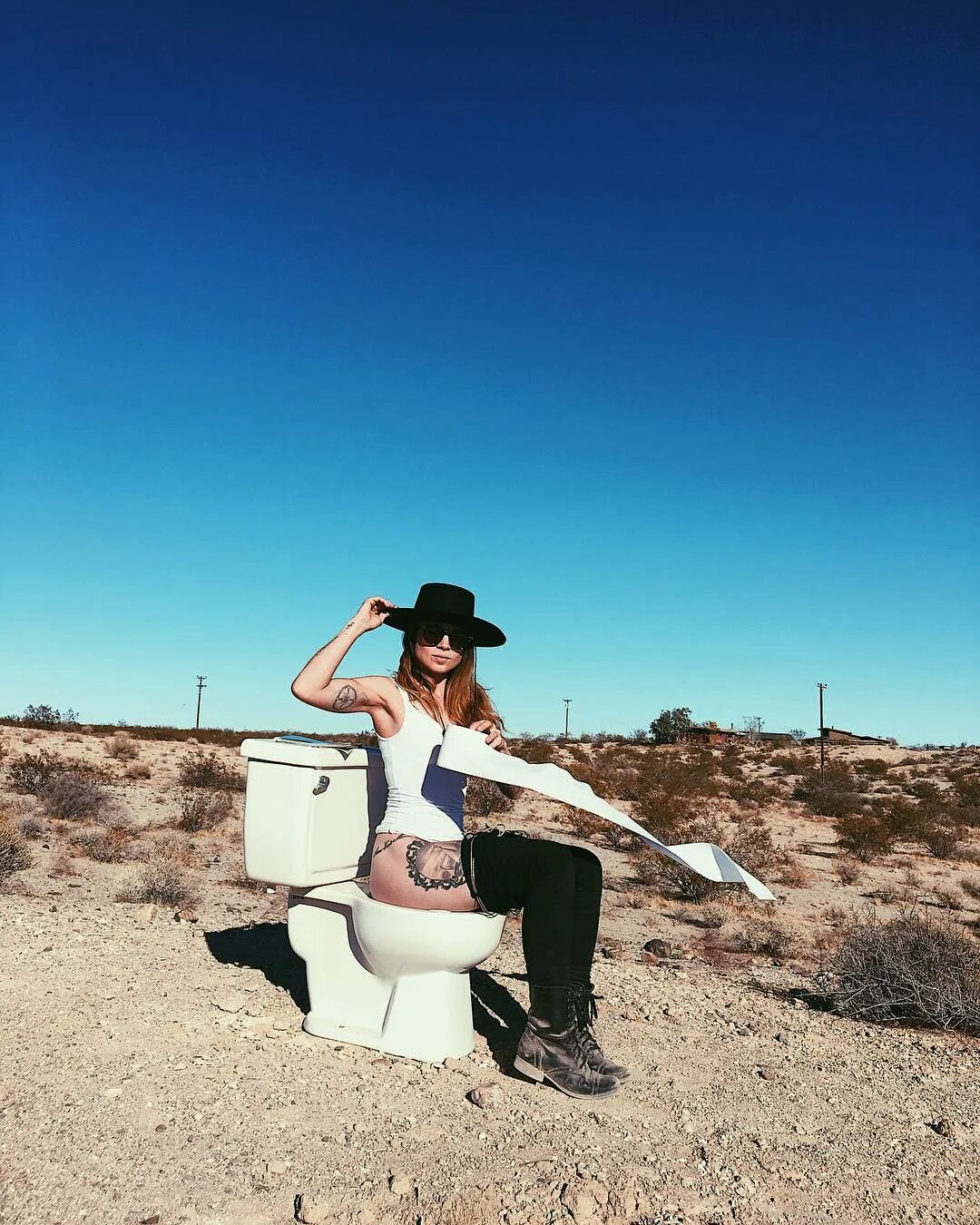 LUX WRIGHT auf Instagram: "☀ 🚽 🌵 #toiletseries #TheMannerofLux"...