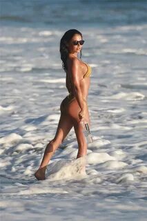 Η Jessica Cribbon έβαλε το μπικίνι της και... δάμασε τα κύματα