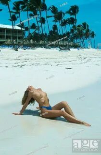 Topless young woman at beach Carribean Junge Frau oben ohne 