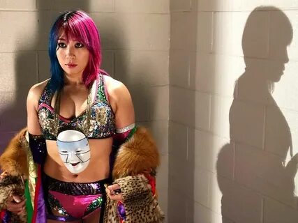 @wwe_asuka heads to the ring to compete against @mandysacs n