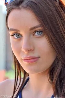 Sfondi : Lana Rhoades, occhi blu, brunetta, pornostar 1065x1