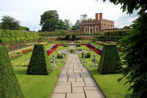 File:Formal Garden, Hampton Court Palace, Surrey (geograph 2