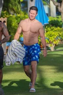 Mark Wahlberg Shows Off His Rock-Hard Abs in Hawaii - Pics -