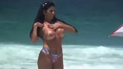 Solange Gomes Nua Faz Topless na Praia Carioca - Pornolandia