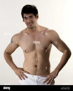 Un hombre sin camisa posando Fotografía de stock - Alamy.