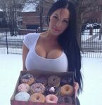 Девушка с пончиками - Большая грудь... Разве это красиво?