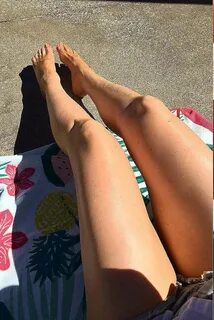 Kristin Booth Feet (6 photos) - celebrity-feet.com