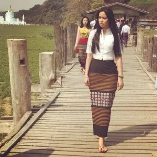 Aye Wut Yee Thaung Looks Amazing In Simple Myanmar Dress