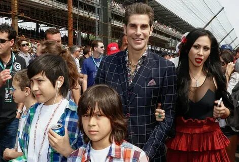 Perry Farrell, Etty Lau Farrell, Mark Ciardi - Perry Farrell