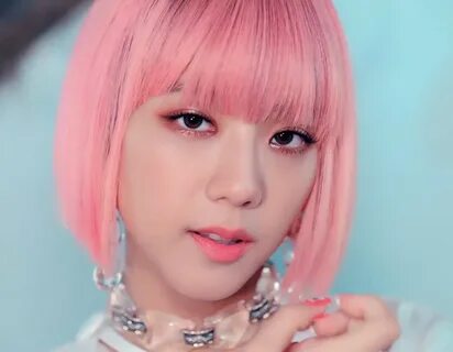 Blackpink Jisoo’s pink eye makeup Pink hair, Pink eyes, Pink