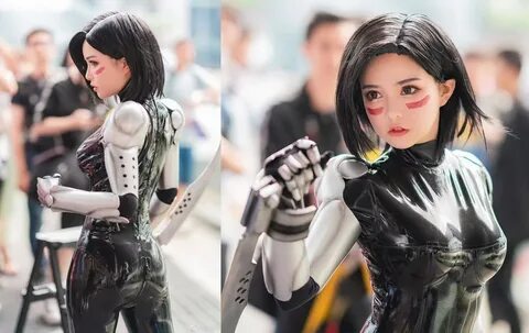 Alita Cosplayer with swords - Zoom Comics - Exceptional Comi