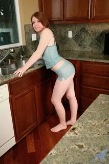Amateur housewife Ariana Carmine enjoys water masturbation i