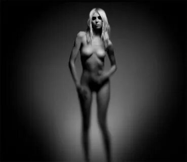 Taylor Momsen Strips Down, Goes Nude in New Video