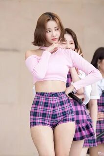 MOMOLAND Yeonwoo makes her fan cry for more photos - 900Girl