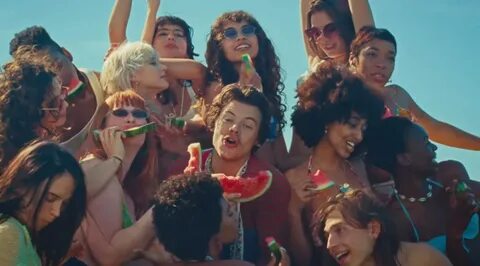 Гарри Стайлс отдыхает на пляже в клипе "Watermelon Sugar" Ку