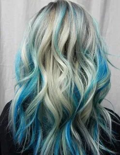 blonde Haare mit blauen Strähnen, langes Haar, schöne Locken